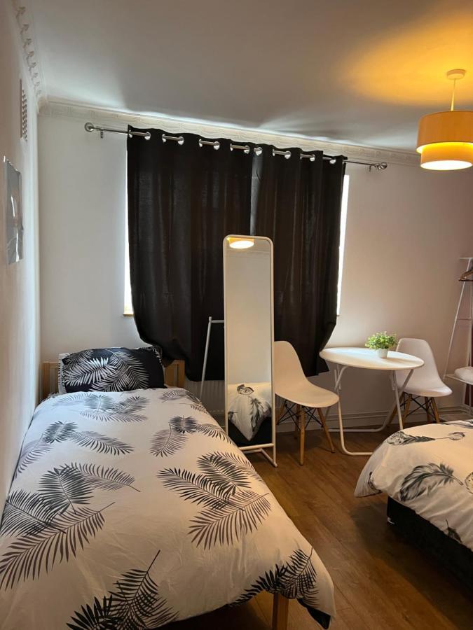 Private Room With Two Beds Near Central Londres Exterior foto